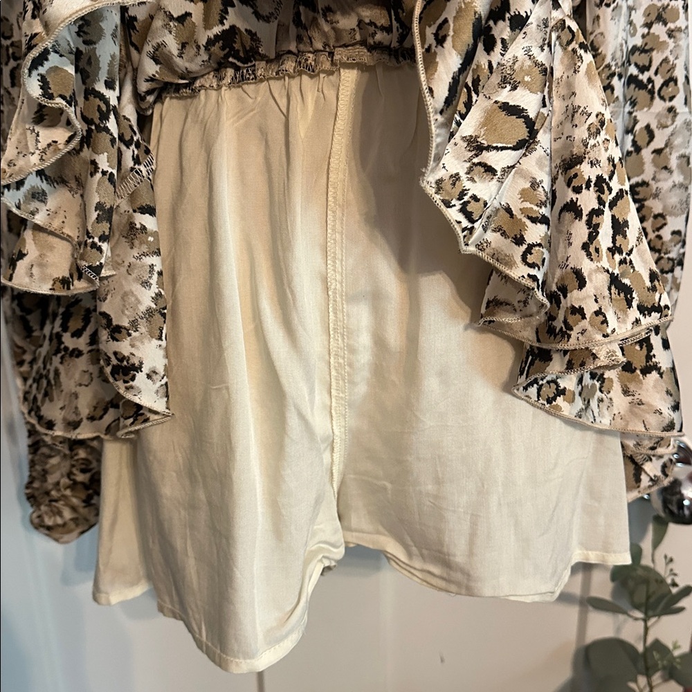 Main Strip Animal Print Long Sleeve mini M ruffled elastic cuffs rayon romper - Picture 6 of 15